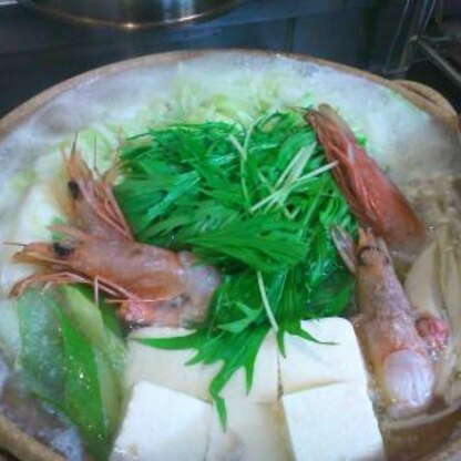 今冬初鍋はコレ！と決めていました～
頂き物の海老があったので、ぶっこみぃ(￣∀￣)スープが美味しくて野菜も沢山食べられて大満足♪